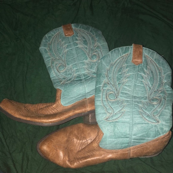 Boots - Picture 4 of 5